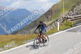 Photo #2430384 | 29-07-2022 12:00 | Passo Dello Stelvio - Peak BICYCLES