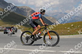 Photo #2393353 | 24-07-2022 13:39 | Passo Dello Stelvio - Peak BICYCLES