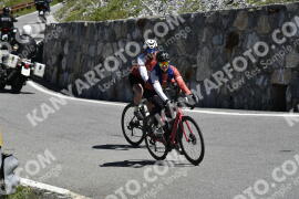 Fotó #2117080 | 11-06-2022 10:55 | Passo Dello Stelvio - Vízesés kanyar Bicajosok