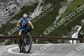 Fotó #3466786 | 15-07-2023 10:52 | Passo Dello Stelvio - Vízesés kanyar Bicajosok