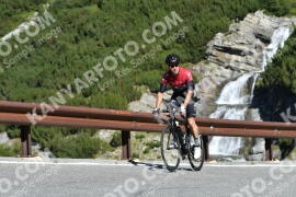 Fotó #2646535 | 14-08-2022 10:13 | Passo Dello Stelvio - Vízesés kanyar Bicajosok