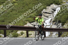 Fotó #2768653 | 28-08-2022 11:31 | Passo Dello Stelvio - Vízesés kanyar Bicajosok
