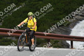 Fotó #3946374 | 18-08-2023 10:36 | Passo Dello Stelvio - Vízesés kanyar Bicajosok