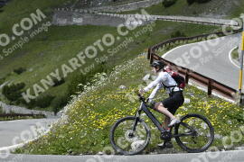 Fotó #3543219 | 20-07-2023 14:43 | Passo Dello Stelvio - Vízesés kanyar Bicajosok