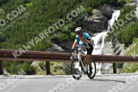 Fotó #2321581 | 16-07-2022 15:26 | Passo Dello Stelvio - Vízesés kanyar Bicajosok