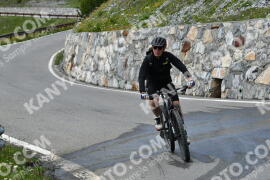 Fotó #2242105 | 06-07-2022 15:30 | Passo Dello Stelvio - Vízesés kanyar Bicajosok