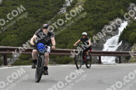 Fotó #3080521 | 10-06-2023 10:04 | Passo Dello Stelvio - Vízesés kanyar Bicajosok
