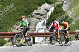 Fotó #2319623 | 16-07-2022 10:45 | Passo Dello Stelvio - Vízesés kanyar Bicajosok