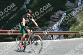 Fotó #2363287 | 21-07-2022 10:34 | Passo Dello Stelvio - Vízesés kanyar Bicajosok