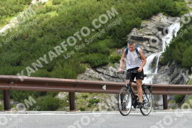 Fotó #2409957 | 26-07-2022 11:27 | Passo Dello Stelvio - Vízesés kanyar Bicajosok