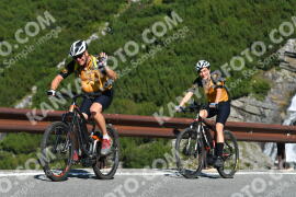 Fotó #3898415 | 15-08-2023 10:08 | Passo Dello Stelvio - Vízesés kanyar Bicajosok