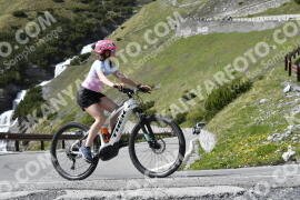 Fotó #2084881 | 04-06-2022 16:12 | Passo Dello Stelvio - Vízesés kanyar Bicajosok