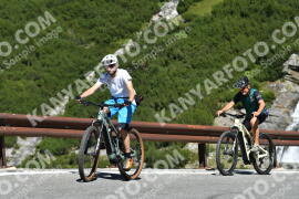 Fotó #2336233 | 17-07-2022 10:46 | Passo Dello Stelvio - Vízesés kanyar Bicajosok