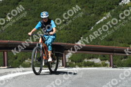 Fotó #2670534 | 16-08-2022 12:21 | Passo Dello Stelvio - Vízesés kanyar Bicajosok