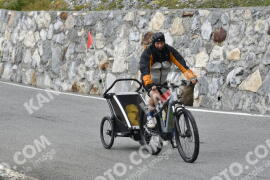 Fotó #2792714 | 01-09-2022 15:45 | Passo Dello Stelvio - Vízesés kanyar Bicajosok