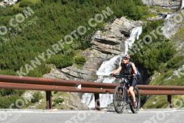 Fotó #2484421 | 02-08-2022 10:12 | Passo Dello Stelvio - Vízesés kanyar Bicajosok