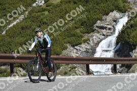 Fotó #3063212 | 09-06-2023 10:29 | Passo Dello Stelvio - Vízesés kanyar Bicajosok