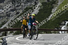 Fotó #3521618 | 17-07-2023 14:17 | Passo Dello Stelvio - Vízesés kanyar Bicajosok