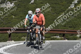 Fotó #2740370 | 25-08-2022 10:05 | Passo Dello Stelvio - Vízesés kanyar Bicajosok