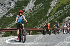 Fotó #2380111 | 24-07-2022 09:40 | Passo Dello Stelvio - Vízesés kanyar Bicajosok