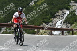 Fotó #2361535 | 20-07-2022 13:33 | Passo Dello Stelvio - Vízesés kanyar Bicajosok