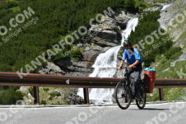 Fotó #2271631 | 09-07-2022 13:43 | Passo Dello Stelvio - Vízesés kanyar Bicajosok