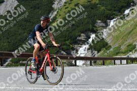 Fotó #2384526 | 24-07-2022 14:42 | Passo Dello Stelvio - Vízesés kanyar Bicajosok