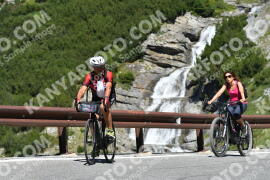 Fotó #2322776 | 16-07-2022 11:20 | Passo Dello Stelvio - Vízesés kanyar Bicajosok