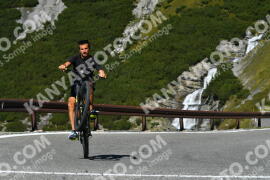 Fotó #4201665 | 08-09-2023 11:37 | Passo Dello Stelvio - Vízesés kanyar Bicajosok